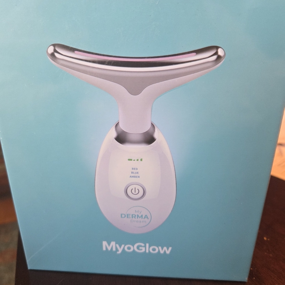 MyoGlow MyDerma Dream LED Facial Tool.  Plus 2 Bottles Serum